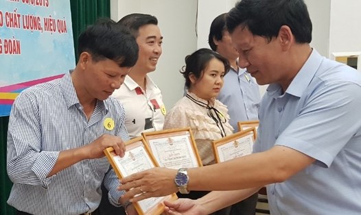 Ông Trương Hồng Sơn, Chủ nhiệm Ủy ban Kiểm tra LĐLĐ TPHCM, trao Giấy khen cho các công đoàn cơ sở làm tốt công tác kiểm tra công đoàn. Ảnh Đức Long