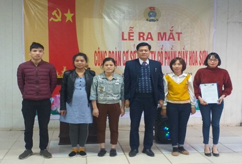 Đồng chí Nguyễn Hồng Quyết - Phó Chủ tịch LĐLĐ huyện trao quyết định công nhận CĐCS và Quyết định chỉ định Ban chấp hành, UBKT CĐCS lâm thời. Ảnh: Lập Thạch.