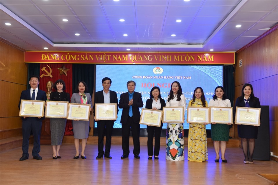 Ông Nguyễn Văn Tân, Phó Chủ tịch Thường trực Công đàn Ngân hàng Việt Nam (thứ 5 từ trái sang) trao bằng khen cho các tập thể, cá nhân. Ảnh: CĐNH