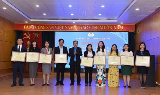 Ông Nguyễn Văn Tân, Phó Chủ tịch Thường trực Công đàn Ngân hàng Việt Nam (thứ 5 từ trái sang) trao bằng khen cho các tập thể, cá nhân. Ảnh: CĐNH