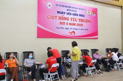 Công nhân lao động hiến máu tại ngày hội. Ảnh: Thu Thuỷ.