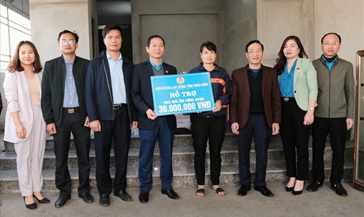 Đại diện lãnh đạo LĐLĐ tỉnh Ninh Bình trao tiền hỗ trợ xây nhà Mái ấm công đoàn cho gia đình chị Phạm Thị Bùi. Ảnh: NT