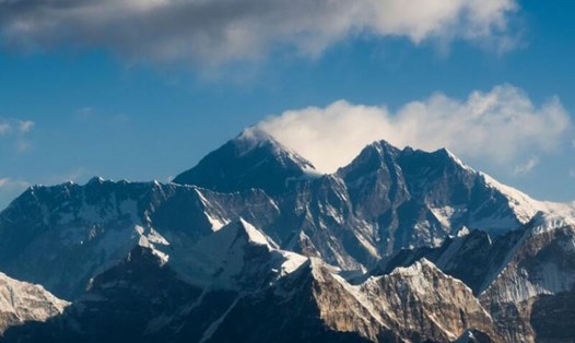 Everest, đỉnh núi cao nhất thế giới, có độ cao mới là 8.848,86 mét, Trung Quốc và Nepal cùng công bố hôm 8.12. Ảnh: AFP.