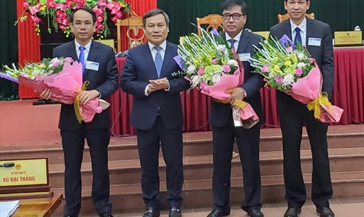 Bí thư Tỉnh ủy Quảng Bình Vũ Đại Thắng tặng hoa chúc mừng các tân Phó Chủ tịch UBND tỉnh. Ảnh: Lê Phi Long