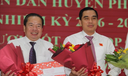 Ông Huỳnh Quang Hưng (phải) được bầu làm Chủ tịch UBND huyện Phú Quốc thay ông Mai Văn Huỳnh (trái) về nhận nhiệm vụ Phó Bí thư Tỉnh ủy, Chủ tịch HĐND tỉnh Kiên Giang. Ảnh: Hoàng Dung