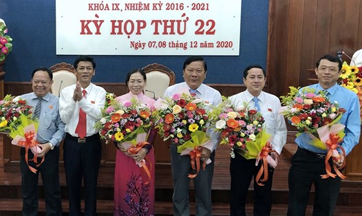 Bí thư Tỉnh ủy, Chủ tịch HĐND tỉnh Sóc Trăng Lâm Văn Mẫn tặng hoa cho các đại biểu đã trúng cử (ảnh Nhật Hồ)