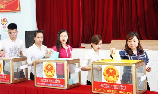 Cử tri đi bỏ phiếu bầu cử ĐBQH khoá XIV và đại biểu HĐND các cấp nhiệm kỳ 2016-2021 tại Quảng Ninh. Ảnh Lan Anh