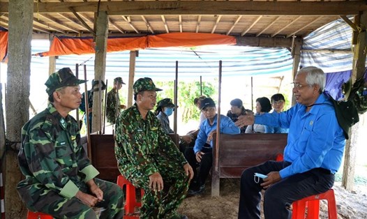 Chủ tịch LĐLĐ tỉnh An Giang thăm hỏi, tặng cán bộ chiến sĩ làm nhiệm vụ phòng chống dịch COVID-19 trên biên giới. Ảnh: Lục Tùng