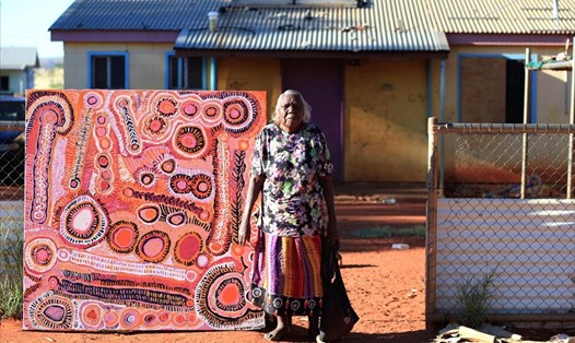 Hoạ sĩ Murdie Nampijinpa Morris. Ảnh: Đại sứ quán Úc