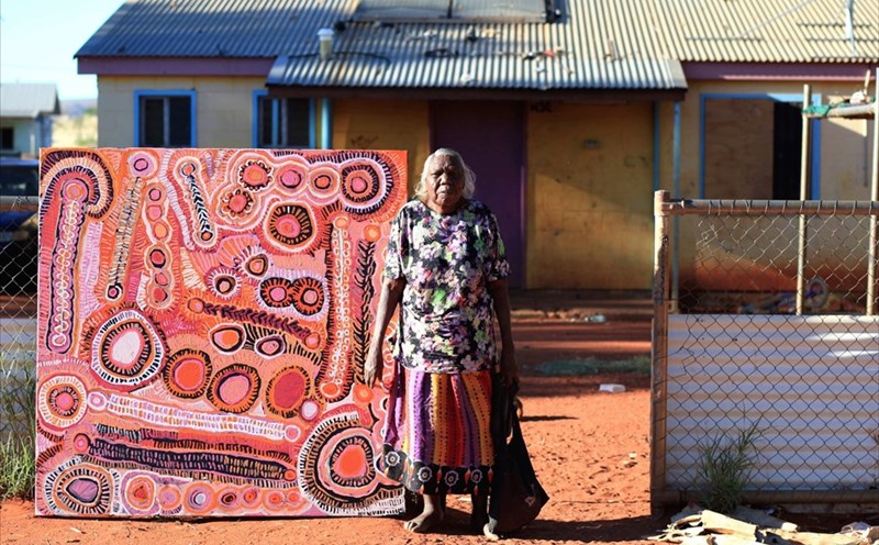 Hoạ sĩ Murdie Nampijinpa Morris. Ảnh: Đại sứ quán Úc