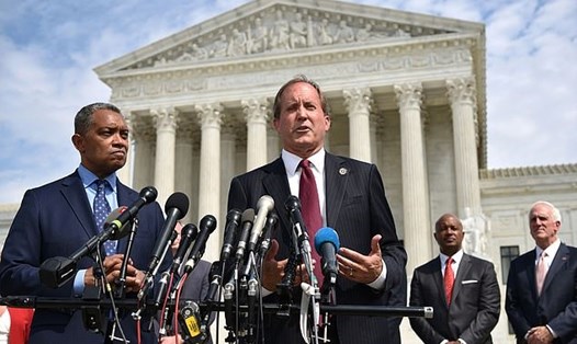 Tổng công tố bang Texas Ken Paxton (giữa) đã đệ đơn kiện 4 bang chiến địa có kết quả thắng lợi thuộc về ông Joe Biden lên tòa án Tối cao Mỹ. Ảnh: AFP.