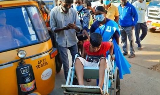 Một bệnh nhi mắc căn bệnh bí ẩn đang được đưa đến bệnh viện ở Eluru, Andhra Pradesh, Ấn Độ hôm 6.12. Ảnh: AFP