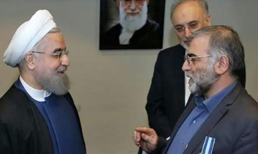 Tổng thống Iran Hassan Rouhani (trái) trong một cuộc gặp nhà khoa học hạt nhân Mohsen Fakhrizadeh ở Tehran. Ảnh: AFP