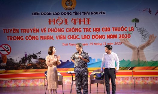 Đoàn viên LĐLĐ tỉnh Thái Nguyên tham gia Hội thi tuyên truyền về phòng chống tác hại của thuốc lá. Ảnh: CĐTN