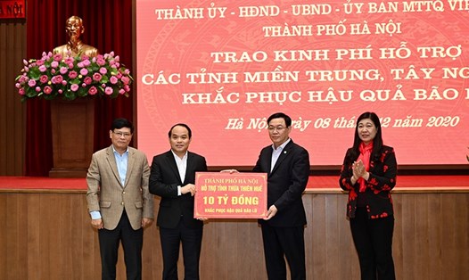 Bí thư Thành uỷ Vương Đình Huệ trao kinh phí hỗ trợ mười tỷ đồng cho tỉnh Thừa Thiên Huế. Ảnh: Quốc Toản