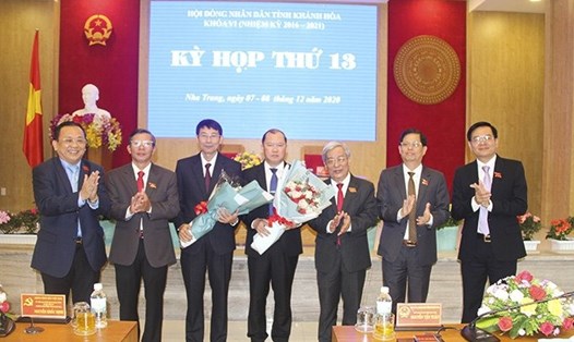 Lãnh đạo tỉnh Khánh Hòa chúc mừng 2 tân Phó Chủ tịch UBND tỉnh. Ảnh: Báo Khánh Hòa