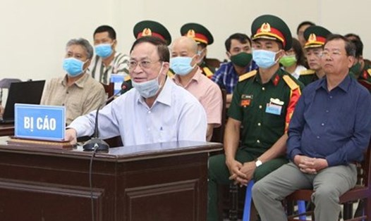 Cựu Đô đốc Nguyễn Văn Hiến tại phiên toà sơ thẩm hồi tháng 5. Ảnh: Thông tấn quân sự.