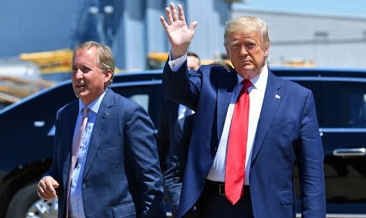 Tổng thống Donald Trump và Tổng chưởng lý bang Texas Ken Paxton ở thành phố Dallas, Texas hồi tháng 6.2020. Ảnh: AFP