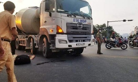 Chiếc xe trộn bê tông của Công ty HDP Nha Trang không chấp hành biển báo cấm, cán tử vong học sinh lớp 2. Ảnh: Nhiệt Băng