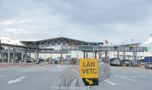 Một trạm thu phí không dừng vừa được triển khai của Tổng Công ty Đầu tư phát triển đường cao tốc Việt Nam (VEC). Ảnh: ĐT