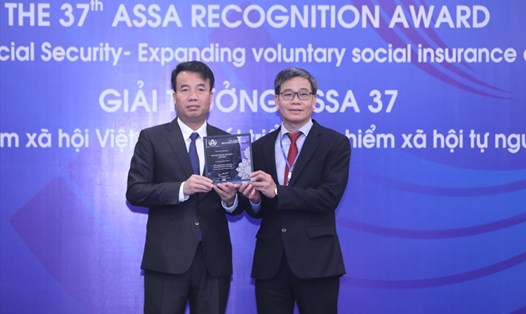 Tổng Giám đốc Nguyễn Thế Mạnh (bên trái) thay mặt ASSA trao giải thưởng hạng mục “Tiếp tục cải tiến” cho BHXH 
Việt Nam. Ảnh: Anh Minh