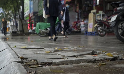 Tháng 11.2020, vỉa hè đường Nguyễn Trãi (Thanh Xuân) hư hỏng, bong tróc sau gần 3 năm sử dụng. Ảnh: P.Đ