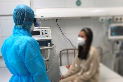 Bác sỹ bệnh viện Đa khoa Thanh Hóa điều trị cho bệnh nhân nghi nhiễm virus Corona. Ảnh: BTH