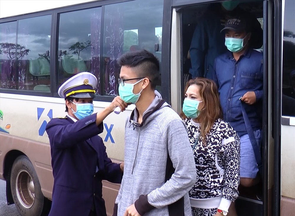 Cơ quan chức năng kiểm tra hành khách nhập cảnh tại Cửa khẩu Quốc tế Lao Bảo. Ảnh: Hưng Thơ.