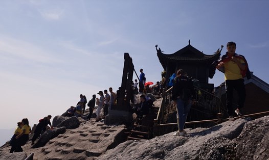 Du khách hành hương lên chùa Đồng (Yên Tử) vào mùng 6 Tết âm lịch. Ảnh: Nguyễn Hùng