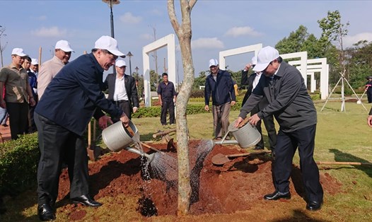 Bí thư Đắk Lắk Bùi Văn Cường cùng lãnh đạo tỉnh đã ra quân phát động Lễ Tết trồng cây. Ảnh: LX