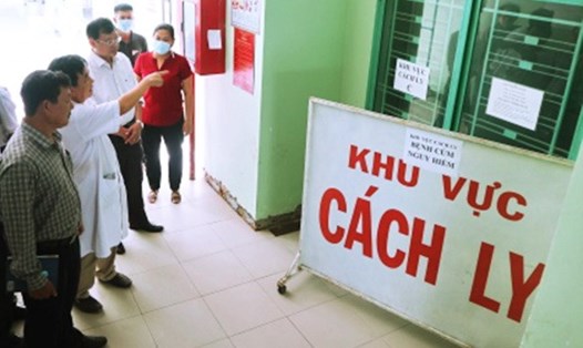 Nữ nhân viên lễ tân nhiễm vi rút corona tại Khánh Hòa đang được cách ly điều trị tại Bệnh viện Nhiệt đới. Ảnh: T.N