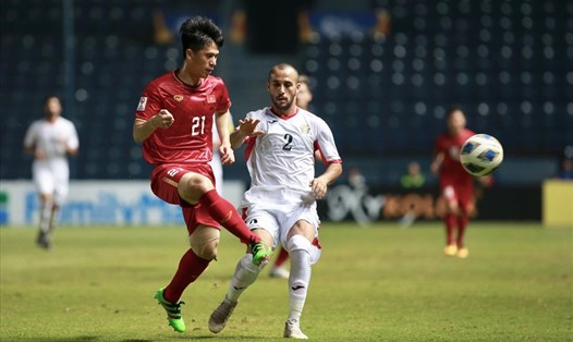 Trung vệ Đình Trọng sẽ không được xóa thẻ để đá trận gặp Malaysia tại Vòng loại World Cup 2022. Ảnh: L.T