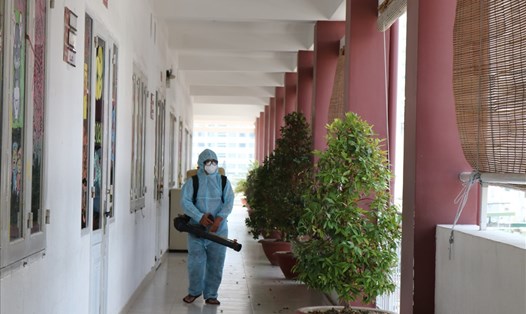 Một số trường học trên địa bàn Thành phố Nha Trang tổ chức vệ sinh, phun khử trùng trước khi cho học sinh nhập học. Ảnh: Minh Thanh