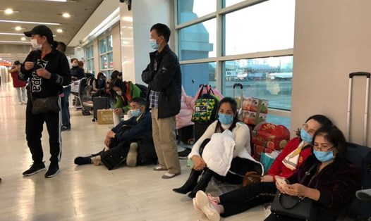 Hành khách vật vờ chờ bay tại sân bay Cao Hùng, Đài Loan. Ảnh T.T.M.H