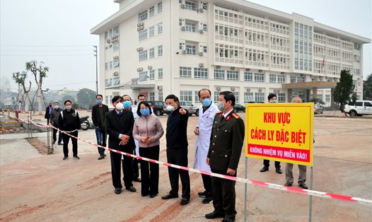 Bí thư tỉnh ủy Quảng Ninh Nguyễn Xuân Ký (giữa) kiểm tra tình hình phòng, chống chủng mới của virus Corona tại Móng Cái.