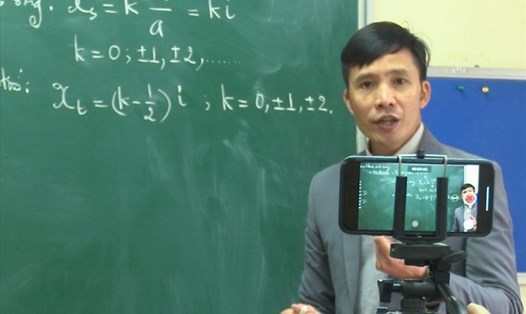Giáo viên Trường THCS và THPT Nguyễn Tất Thành thực hiện dạy học và tương tác với học sinh bằng hình thức online. Ảnh: Tô Thế