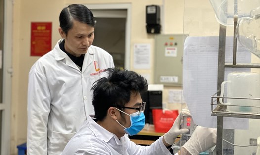 Tiến sĩ Lê Quang Hòa và cộng sự miệt mài nghiên cứu, chế tạo bộ kit thử nCoV. Ảnh: Phạm Huyền