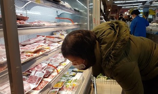 Sức mua thịt lợn giảm sút, dù nguồn cung tại các chợ dân sinh và các siêu thị dồi dào. Ảnh: Kh.V