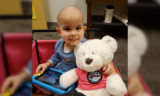 Em bé 3 tuổi Adelaide Stanley đang điều trị ung thư đã được nhà hàng yêu thích phục vụ 1 bữa ăn đặc biệt cho cả gia đình. Ảnh: CNN