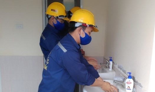 Đoàn viên, người lao động CĐCS Công ty TNHH MTV Vật liệu xây dựng Hoa Sen Yên Bái thực hiện đeo khểu trang và rửa tay đúng cách để phòng, chống dịch bệnh.  Ảnh: Mạnh Hùng
