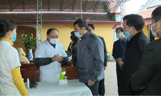 Phát hiện nước sát khuẩn rửa tay không đảm bảo chất lượng tại chùa Keo, lãnh đạo tỉnh yêu cầu không sử dụng.