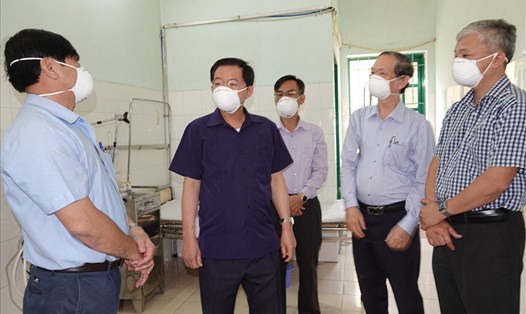 Chủ tịch UBND tỉnh Bình Định kiểm tra tại Bệnh viện Đa khoa tỉnh này.