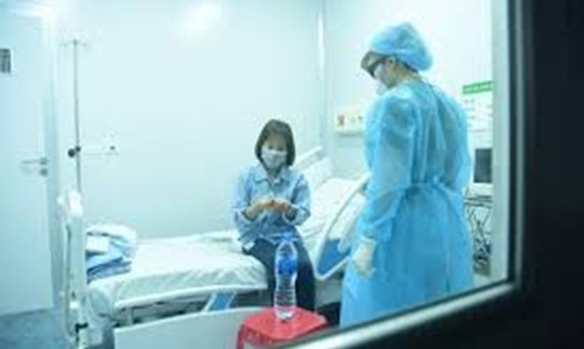 Nữ bệnh nhân được điều trị, cách ly tại Bệnh viện Bệnh Nhiệt đới Trung ương.
