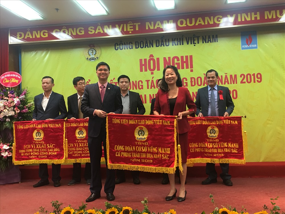 Phó Chủ tịch Tổng LĐLĐVN Ngọ Duy Hiểu trao tặng Cờ thi đua của Tổng LĐLĐVN cho các đơn vị xuất sắc năm 2019 của CĐ Dầu khí Việt Nam. Ảnh: T.E.A