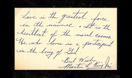 Trong một bản viết tay, Martin Luther King viết về ý nghĩa của tình yêu. Tờ ghi chép được bán với giá 42.000 USD (khoảng 1 tỉ đồng). Ảnh: Moments in Time