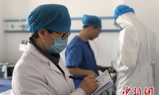 Các bác sĩ tại Bệnh viện truyền nhiễm Hami chuẩn bị sẵn sàng. Ảnh China News