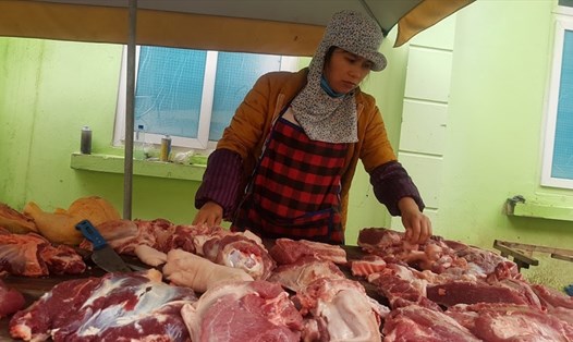Giá lợn hơi đã giảm từ sau Tết Nguyên đán, nhưng giá thịt lợn tại các chợ dân sinh không giảm nhiều. Ảnh: Kh.V