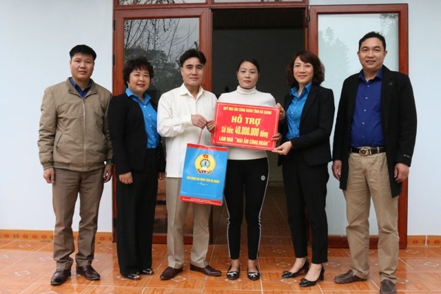 Phó Chủ Liên đoàn Lao động tỉnh Hà Giang Nguyễn Thị Như Huệ trao hỗ trợ làm nhà ở "Mái ấm Công đoàn" cho đoàn viên công đoàn Triệu Mùi Lụa.