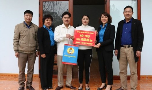 Phó Chủ Liên đoàn Lao động tỉnh Hà Giang Nguyễn Thị Như Huệ trao hỗ trợ làm nhà ở "Mái ấm Công đoàn" cho đoàn viên công đoàn Triệu Mùi Lụa.