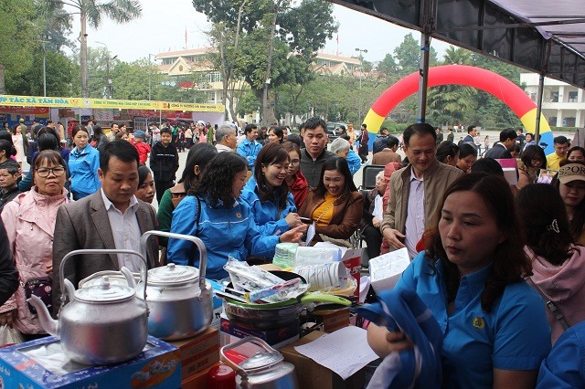 Đoàn viên công đoàn tỉnh Cao Bằng tham quan, mua sắm tại gian hàng 0 đồng trong chương trình Tết Sum vầy 2020 do LĐLĐ tỉnh Cao Bằng tổ chức. Ảnh: C.B